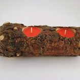 tronco-pinheiro-2-velas-vermelhas-foto-1